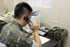 Binh sỹ thuộc Bộ Thống nhất Hàn Quốc liên lạc với người đồng cấp Triều Tiên qua đường dây nóng quân sự hai miền. (Nguồn: EPA/TTXVN)