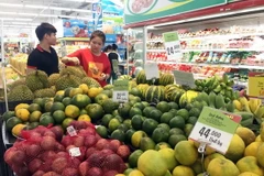 Mua sắm hàng hóa tại siêu thị Big C Long Biên (Hà Nội). (Ảnh: Trần Việt/TTXVN)