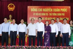 Thủ tướng Nguyễn Xuân Phúc và các lãnh đạo huyện Đức Thọ, tỉnh Hà Tĩnh. (Ảnh: Thống Nhất/TTXVN)