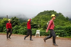 Nhân viên cứu hộ Thái Lan tham gia chiến dịch giải cứu các thành viên đội bóng thiếu niên bị mắc kẹt trong hang Tham Luang. (Nguồn: EPA/TTXVN)