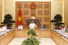 Thủ tướng Nguyễn Xuân Phúc, Chủ tịch Hội đồng Thi đua-Khen thưởng Trung ương, phát biểu tại cuộc họp. (Ảnh: Lâm Khánh/TTXVN)