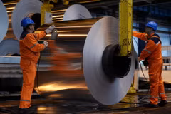 Công nhân sản xuất nhôm cuộn tại nhà máy ở Biesheim, miền đông Pháp. (Nguồn: AFP/TTXVN) 