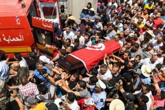 Chuyển thi thể của một binh sỹ tử nạn trong vụ đánh bom. (Nguồn: AFP)