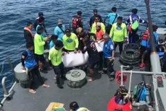 Lực lượng cứu hộ Thái Lan chuyển thi thể một nạn nhân trong vụ chìm tàu du lịch ở Phuket. (Nguồn: THX/TTXVN)