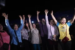 Niềm vui của các tình nguyện viên sau khi toàn bộ 13 thành viên đội bóng được giải cứu thành công. (Nguồn: AFP)