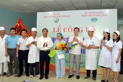 Lãnh đạo tỉnh Thanh Hóa chúc mừng đội ngũ y bác sỹ Bệnh viện Đa khoa tỉnh Thanh Hóa thực hiện thành công ca ghép thận đầu tiên. (Ảnh: Hoa Mai/TTXVN)