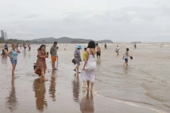 Du khách vui chơi, tắm biển tại bãi biển Cửa Lò, Nghệ An. (Ảnh: Nguyễn Oanh/TTXVN)