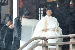 Nhật hoàng Naruhito (phía trước) làm lễ tại Điện thờ cung Hoàng gia ở Tokyo, trước lễ Đăng quang ngày 22/10. (Ảnh: AFP/TTXVN)