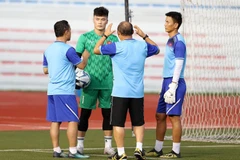 Bùi Tiến Dũng hay Văn Toản sẽ bắt chính ở trận gặp U22 Campuchia. (Ảnh: Hoàng Linh/TTXVN)
