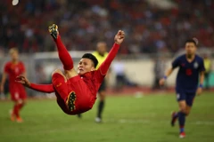 Quang Hải tung người móc bóng tạo cơ hội cho đồng đội. (Ảnh: Nguyên An/Vietnam+)