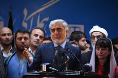 Ứng viên Tổng thống Afghanistan Abdullah Abdullah (giữa). (Ảnh: AFP/TTXVN)