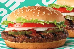 Burger King của Mỹ đã ra mắt sản phẩm bánh mỳ kẹp (burger) chay ở châu Âu. (Nguồn: thrillist)