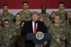 Tổng thống Mỹ Donald Trump phát biểu trước các binh sỹ tại căn cứ Bagram ở Afghanistan nhân dịp lễ Tạ ơn ngày 28/11. (Ảnh: AFP/TTXVN)
