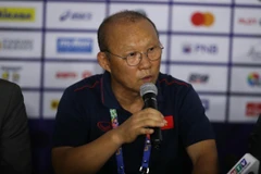 HLV Park Hang Seo phát biểu trong cuộc họp báo. (Ảnh: Hoàng Linh/TTXVN)