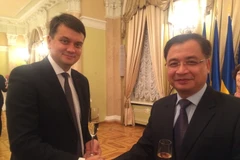 Chủ tịch Quốc hội Ukraine, Dmytro Razumkov (trái) và Đại sứ Việt Nam tại Ukraine Nguyễn Anh Tuấn. (Ảnh: Duy Trinh/TTXVN)