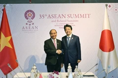 Thủ tướng Nguyễn Xuân Phúc gặp Thủ tướng Nhật Bản Shinzo Abe. (Ảnh: Thống Nhất/TTXVN)