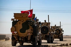 Xe quân sự của Mỹ và Thổ Nhĩ Kỳ tuần tra tại ngoại ô thị trấn Tal Abyad (Syria), giáp giới với Thổ Nhĩ Kỳ ngày 8/9/2019. (Ảnh: AFP/TTXVN)