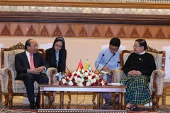 Thủ tướng Nguyễn Xuân Phúc hội kiến Chủ tịch Quốc hội Myanmar T Khun Myat. (Ảnh: Thống Nhất/TTXVN)