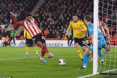 Lys Mousset giúp Sheffield United đánh bại Arsenal.