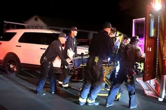 Nạn nhân vụ xả súng được đưa đi cấp cứu. (Nguồn: ABC News)