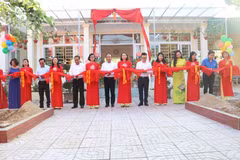 Các đại biểu cắt băng khánh thành Thư viện xanh và Tủ sách Đinh Hữu Dư tại Trường Trung học cơ sở Đức Thành (Nghệ An). (Ảnh: PV/Vietnam+)