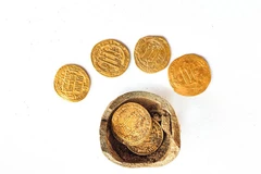 Tiền vàng vừa được phát hiện. (Nguồn: xinhuanet)