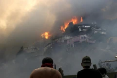 Nhà cửa bốc cháy trong vụ hỏa hoạn gần thành phố Valparaiso, Chile ngày 24/12/2019. (Ảnh: AFP/TTXVN)