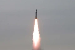 Hình ảnh tên lửa đạn đạo chiến lược được phóng từ một địa điểm không xác định ở Triều Tiên. (Ảnh: AFP/TTXVN)