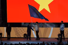 Bộ trưởng Bộ Văn hóa, Thể thao và Du lịch Việt Nam Nguyễn Ngọc Thiện (trái) đã nhận cờ đăng cai kỳ SEA Games 31 từ Chủ tịch Ủy ban Olympic Philippines Bambol Tolentino. (Ảnh: AFP/TTXVN)