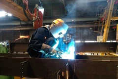 Một lao động người Việt đang làm hàn xì tại một công ty cơ khí ở Nhật Bản. (Ảnh: Quang Sỹ/Vietnam+)