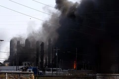 Khói lửa bốc cao trong vụ nổ nhà máy hóa chất TPC ở thành phố Port Neches, bang Texas (Mỹ) ngày 27/11. (Ảnh: THX/TTXVN)