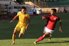 Văn Thắng (áo vàng) đã giúp Thanh Hóa trụ hạng thành công. (Ảnh: Như Đạt/Vietnam+)