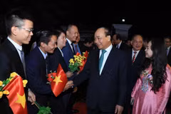 Thủ tướng Nguyễn Xuân Phúc thăm Đại sứ quán Việt Nam và cộng đồng người Việt Nam tại Myanmar. (Ảnh: Thống Nhất/TTXVN)