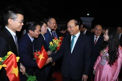 Thủ tướng Nguyễn Xuân Phúc thăm Đại sứ quán Việt Nam và cộng đồng người Việt Nam tại Myanmar. (Ảnh: Thống Nhất/TTXVN)
