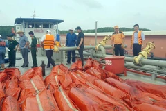 Các trang thiết bị chống tràn dầu được bố trí sẵn sàng để khắc phục sự cố. (Ảnh: TTXVN phát)