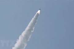 Một loạt vũ khí được Triều Tiên tiến hành thử nghiệm tại địa điểm không xác định ngày 5/5. (Ảnh: AFP/TTXVN)