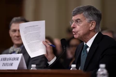 Nhà ngoại giao hàng đầu của Mỹ tại Ukraine William Taylor tại buổi điều trần công khai đầu tiên do Ủy ban Tình báo Hạ viện Mỹ tiến hành trong cuộc điều tra luận tội Tổng thống Donald Trump.( Ảnh: AFP/TTXVN)