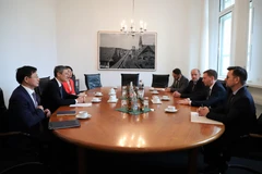 Đại sứ Nguyễn Minh Vũ làm việc với Thủ hiến bang Sachsen Michael Kretschmer. (Ảnh: Thanh Bình/TTXVN)