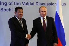 Tổng thống Nga Vladimir Putin (phải) và Tổng thống Philippines Rodrigo Duterte tại cuộc gặp ở Sochi, Nga, ngày 3/10. (Ảnh: AFP/TTXVN)