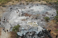 Hiện trường khu vực bị oanh kích gần làng Barisha, tỉnh Idlib, miền Tây Bắc Syria, nơi "một nhóm có liên hệ với IS đồn trú, ngày 27/10. (Ảnh: AFP/TTXVN)