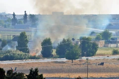 Khói bốc lên sau một cuộc tấn công tại Tal Abyad, Syria, ngày 13/10/2019. (Ảnh: THX/TTXVN)