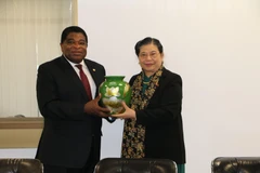 Phó Chủ tịch Thường trực Quốc hội Tòng Thị Phóng tặng quà lưu niệm Tổng Thư ký IPU bên lề Đại hội đồng IPU-141. (Ảnh: Trần Hiếu/TTXVN)