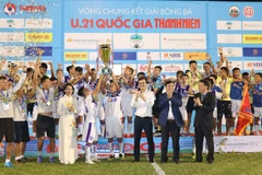 U21 Hà Nội giương cao cúp vô địch. (Ảnh: Dư Toán/TTXVN)