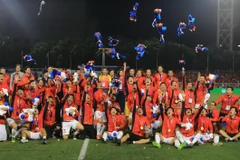 U22 Việt Nam nhận chiếc HCV lịch sử môn bóng đá nam tại Sea Games. (Ảnh: Hoàng Linh/TTXVN)