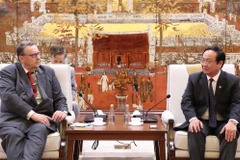 Phó Chủ tịch UBND Thành phố Hà Nội Nguyễn Thế Hùng tiếp ông Kari Kahiluoto, Đại sứ Phần Lan tại Việt Nam. (Ảnh: Lâm Khánh/TTXVN)