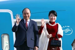 Thủ tướng Chính phủ Nguyễn Xuân Phúc và Phu nhân đến sân bay quân sự Seoul. (Ảnh: Thống Nhất/TTXVN)