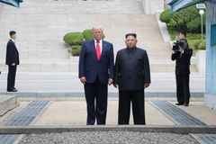 Tổng thống Mỹ Donald Trump (trái) trong cuộc gặp Nhà lãnh đạo Triều Tiên Kim Jong-un tại Panmunjom ngày 30/6/2019. (Ảnh: THX/TTXVN)