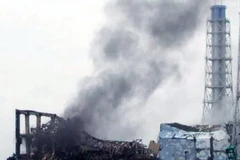 Khói bốc lên từ khu vực lò phản ứng số 3 của nhà máy điện Fukushima 1 ngày 21/3. (Ảnh: AFP/TTXVN)