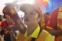 Tác giả câu hát gây ám ảnh "bay lên trời" nói gì khi bị phản đối?