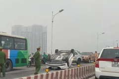 Xe 4 chỗ đâm vào dải phân cách, lật ngửa trên cầu Vĩnh Tuy 